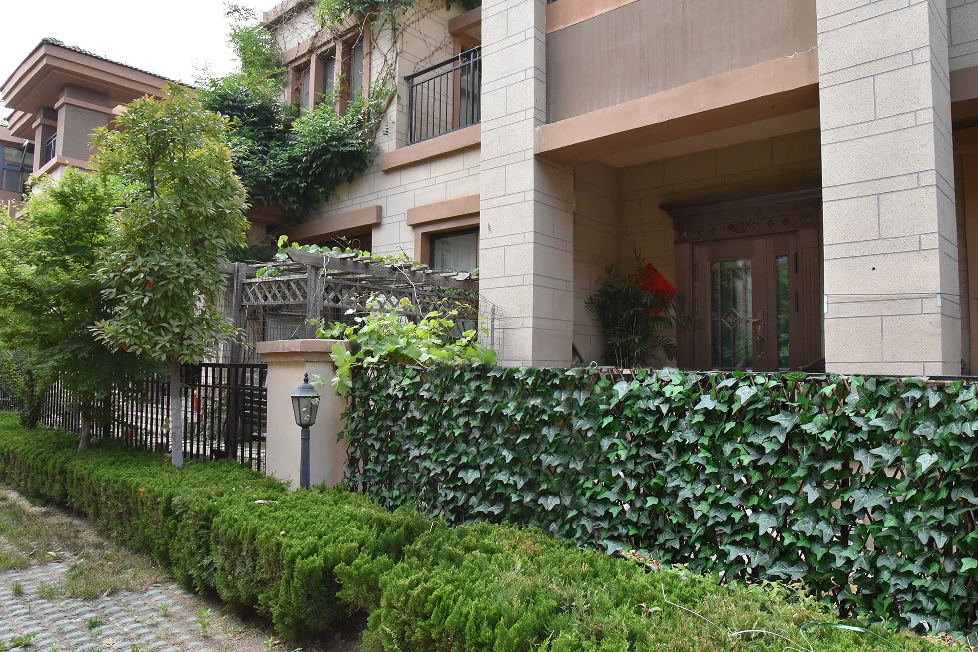 Sumery pantalla integrada en terraza creando ambiente verde sin mantenimiento