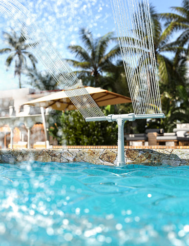 SUMMERBUDDY fuente instalada en piscina elevada refrescando el agua