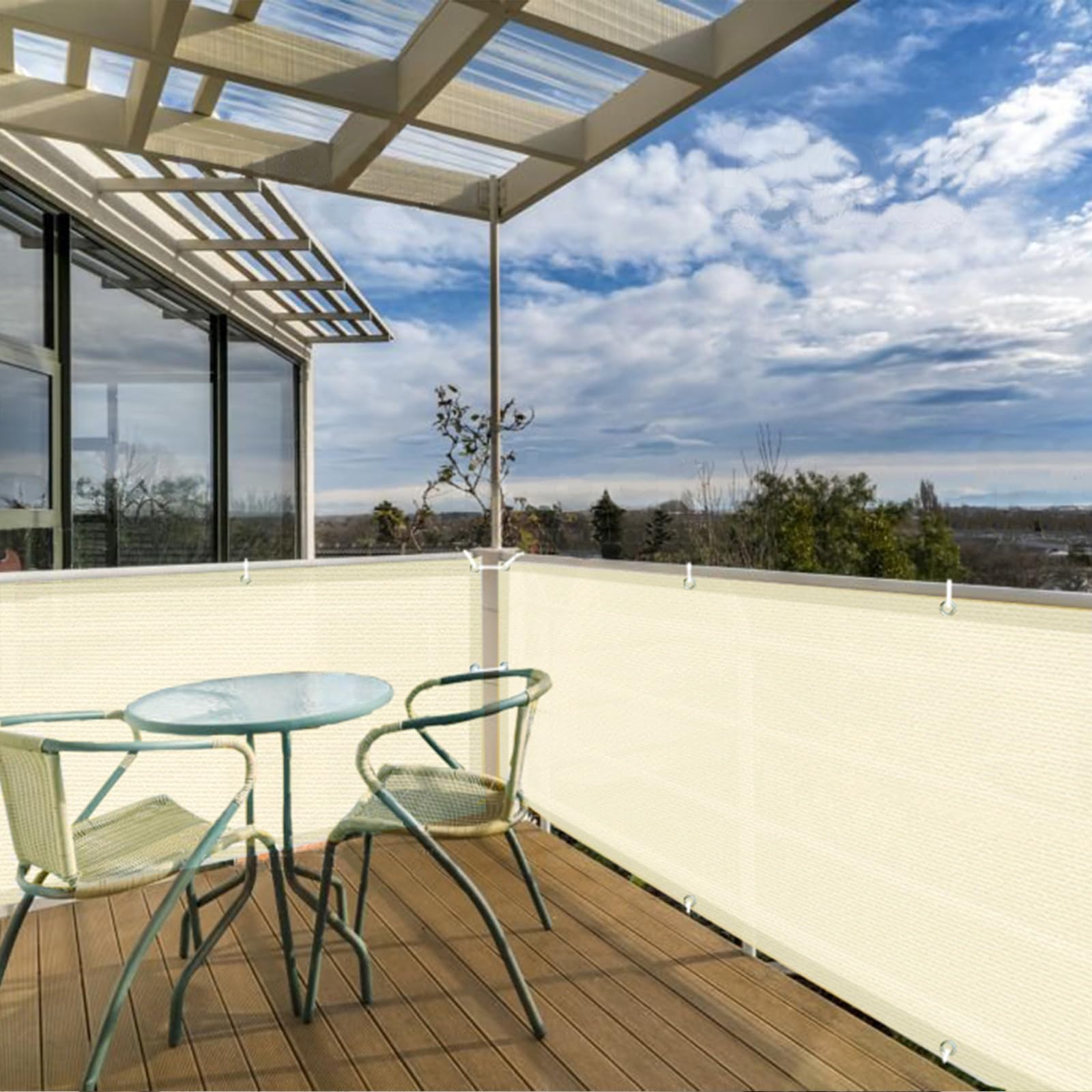 SUNLAX ambiente de terraza con pantalla decorativa y protección solar