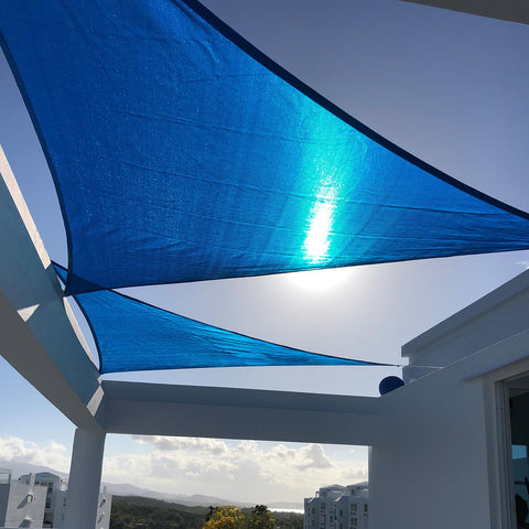 SUNNY GUARD frontal del toldo mostrando forma triangular y protección UV