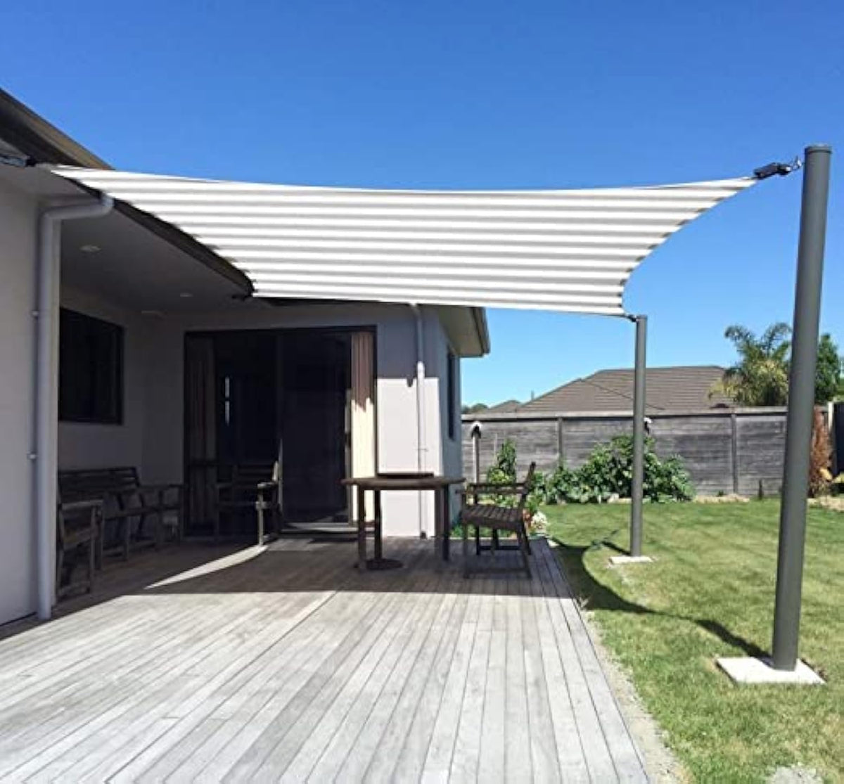 SUNNY GUARD vista frontal del toldo muestra cobertura amplia y sombra