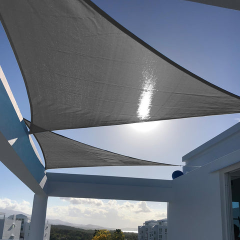 SUNNY GUARD vista frontal de la vela triangular con sombra amplia