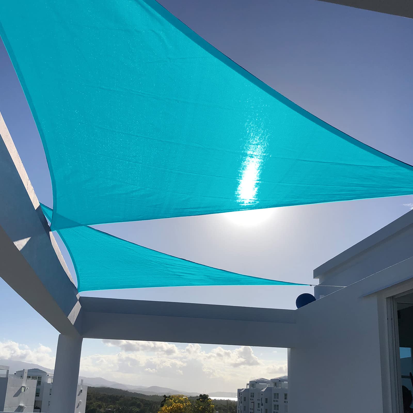 SUNNY GUARD vista frontal mostrando cobertura y forma triangular, protección y estética