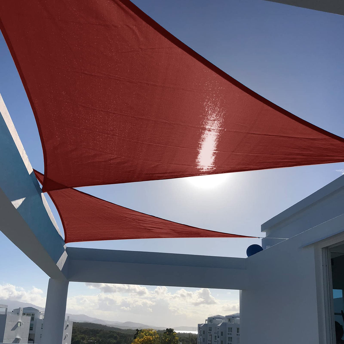 SUNNY GUARD vista frontal de la vela triangular, sombra amplia y moderna