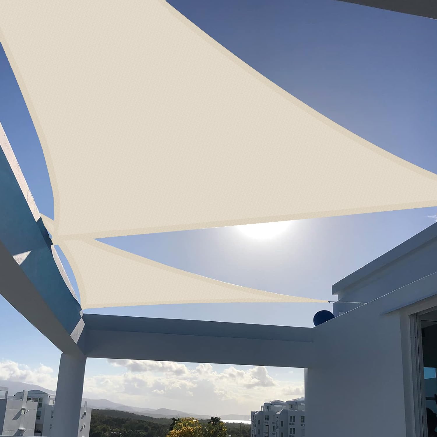 SUNNY GUARD vela triangular frontal mostrando cobertura y sombra