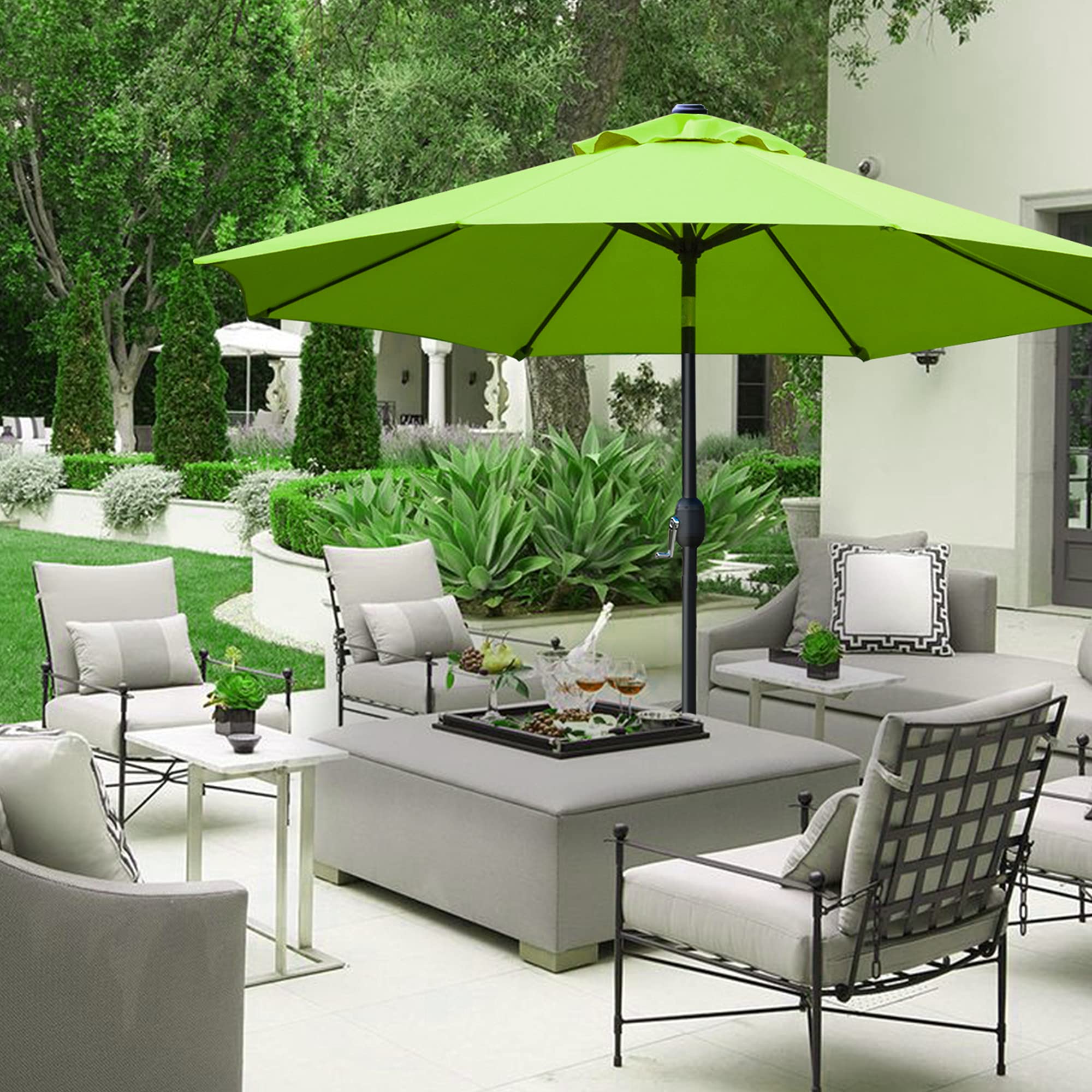 Sunnyglade en jardín ambiente familiar creando sombra para comedor exterior