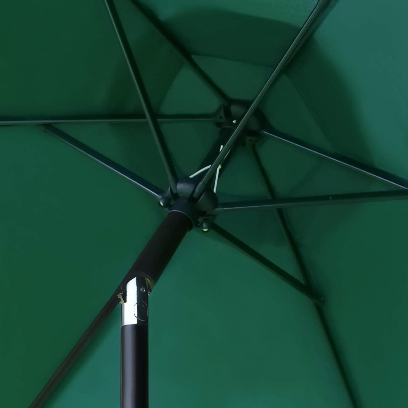 Sunnyglade sombrilla instalada sobre mesa y sillas creando área cómoda al aire libre