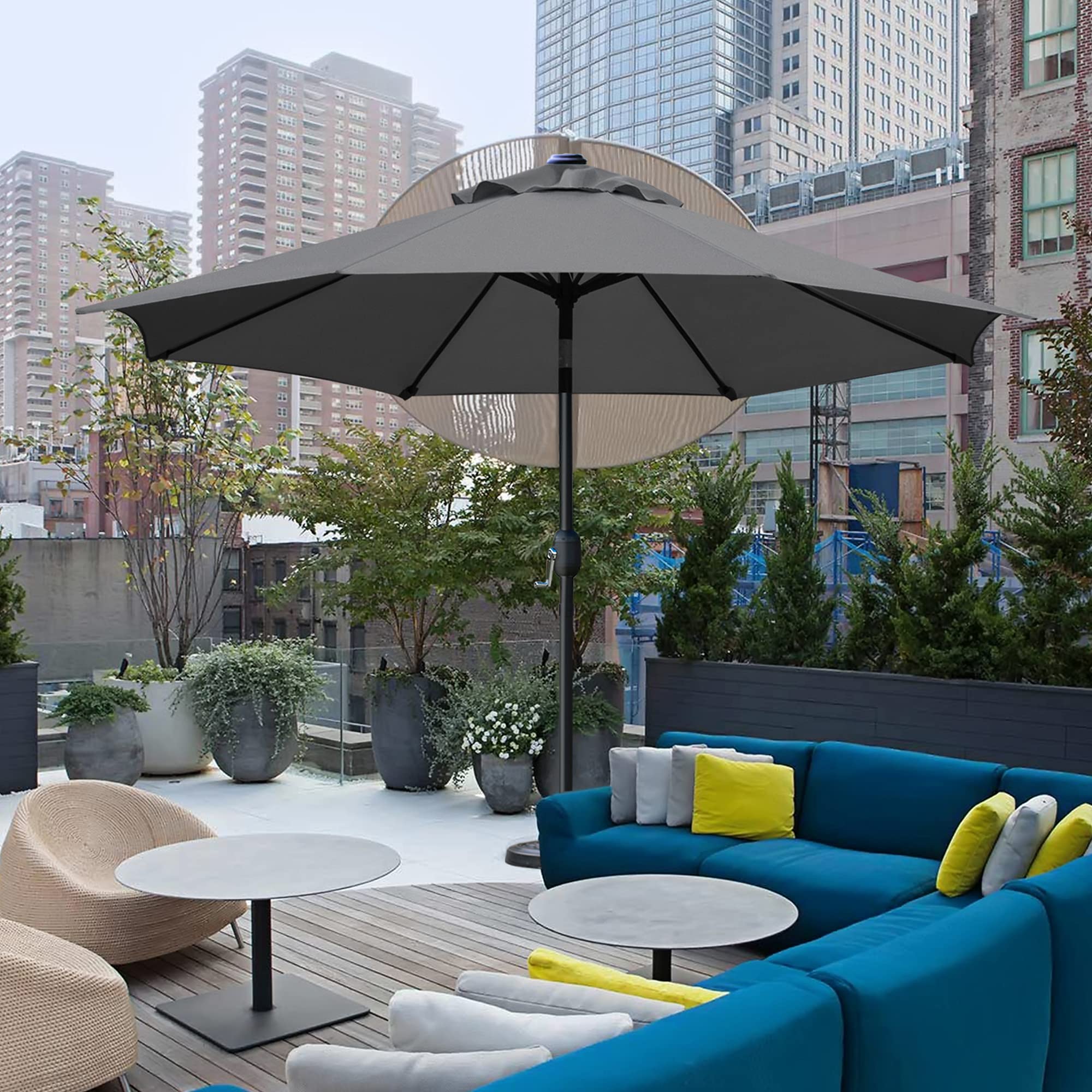 Sunnyglade sombrilla instalada en patio creando sombra y ambiente confortable