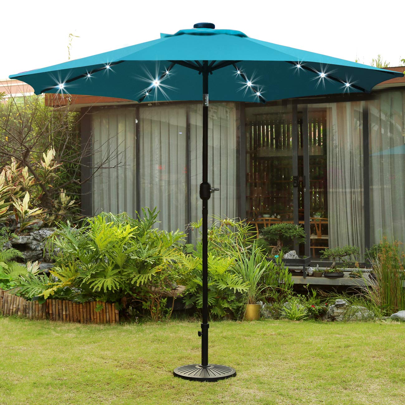 Sunnyglade sombrilla instalada en jardín ofreciendo ambiente cómodo