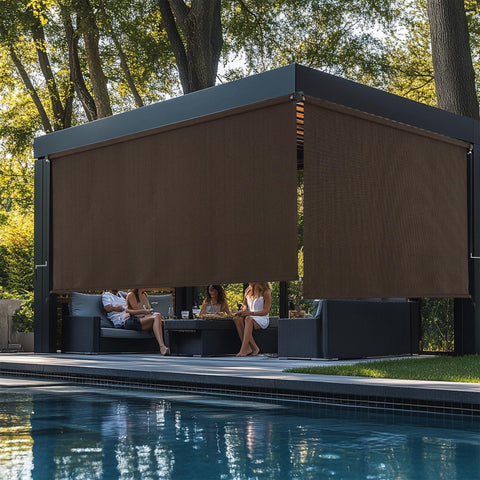 sunoff ambiente con pérgola y cortina creando zona acogedora