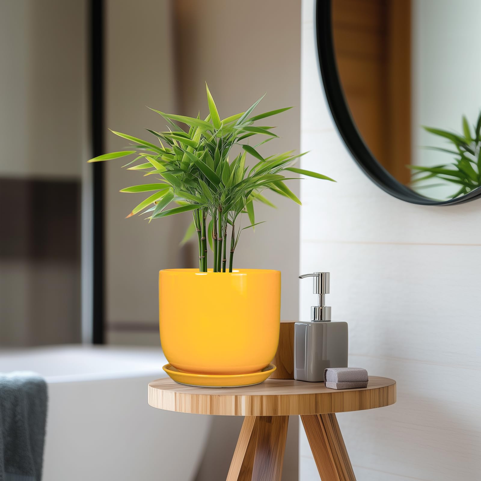 SUNPOTFOR maceta ambientada en salón y balcón, aporta color y elegancia