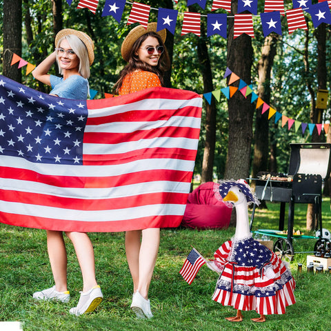 Suzile detalle de la bandera Americana en mano que añade realce festivo