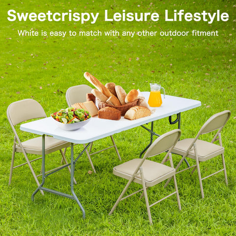 Sweetcrispy mesa en jardín con familia disfrutando comidas al aire libre