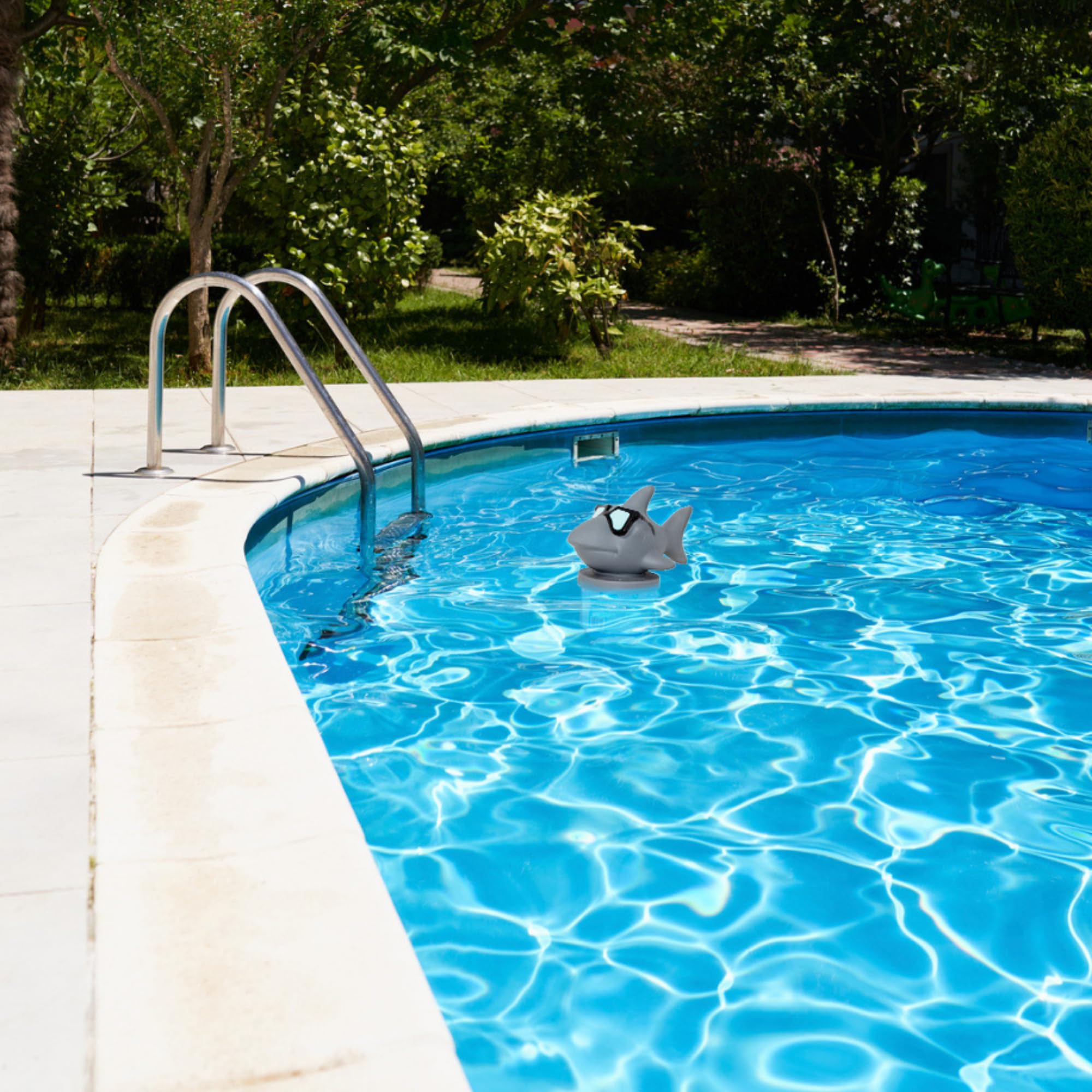 Swimline en jardín junto a piscina, solución práctica y estética
