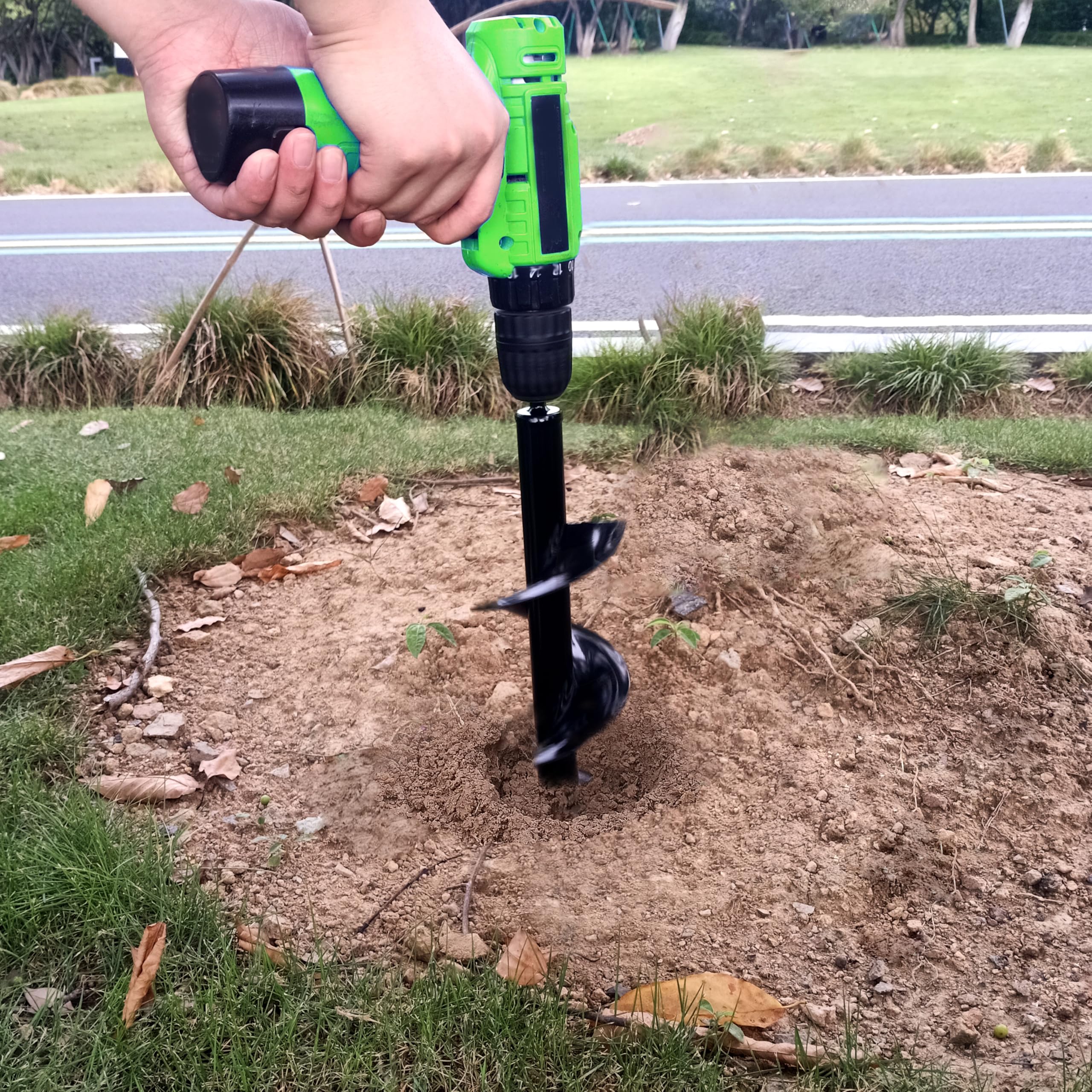 SYITCUN barrena en un jardín con plantas, facilita trabajo y salva la espalda