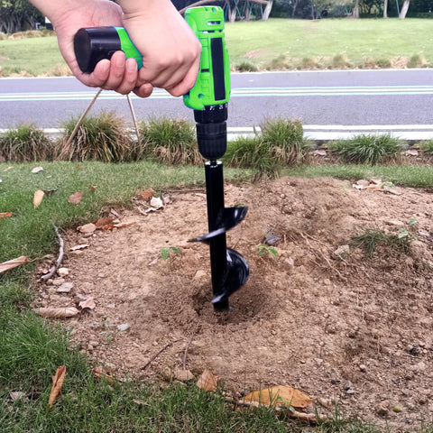SYITCUN barrena en un jardín con plantas, facilita trabajo y salva la espalda