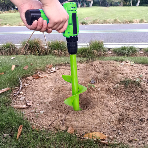 SYITCUN instalada en jardín perforando orificio para poste eficientemente