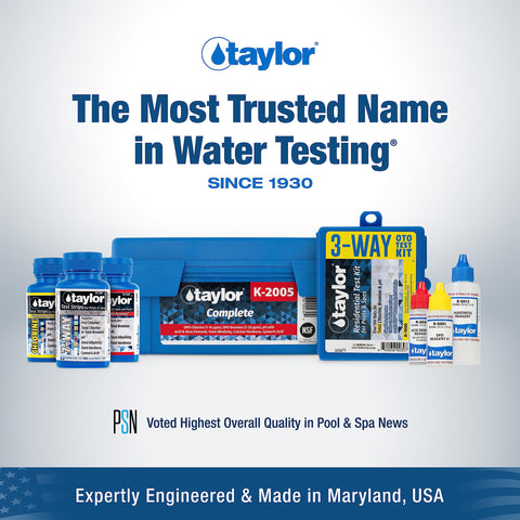 Taylor K-1000 usuario tomando muestra de agua en piscina, práctico para control regular