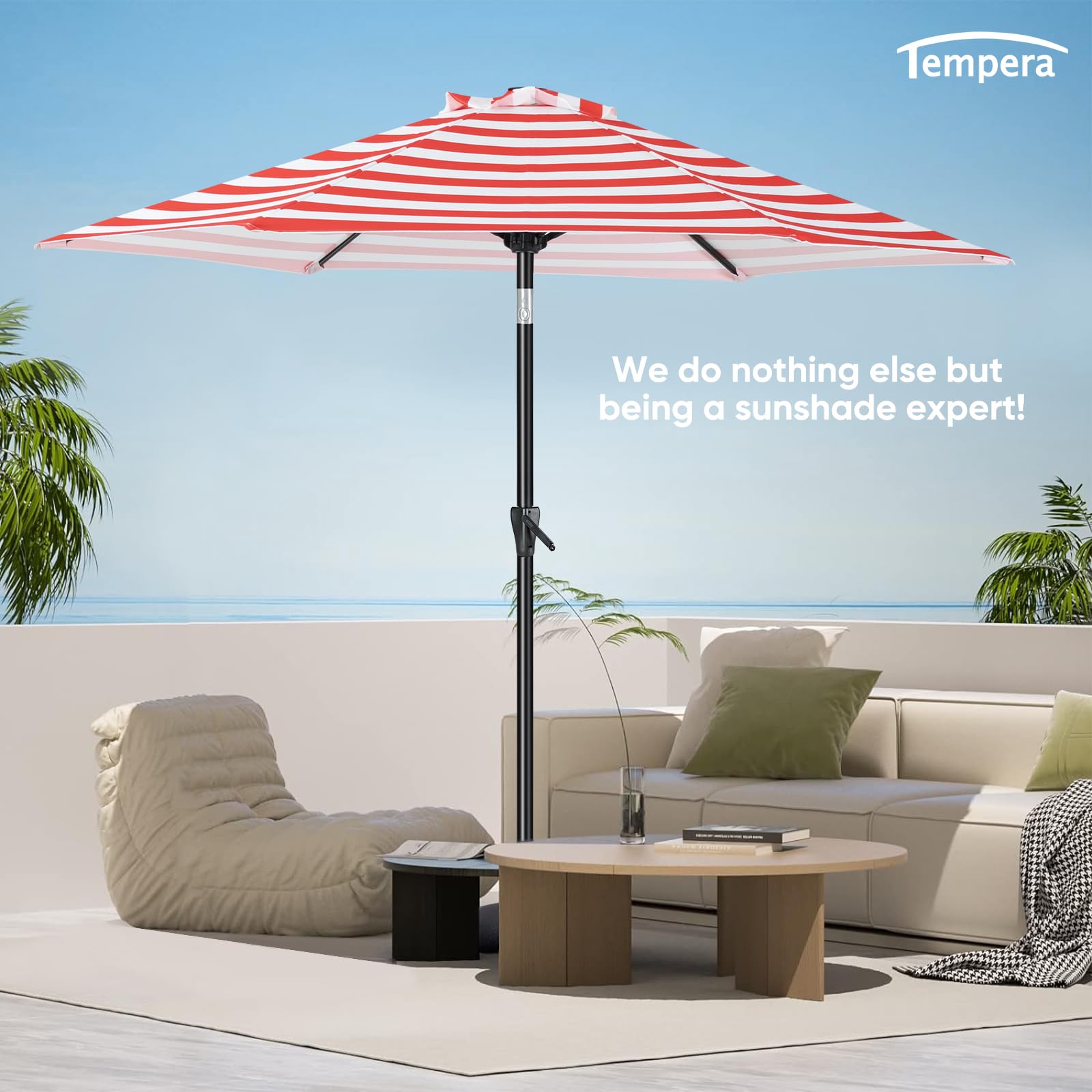 Tempera en terraza junto a piscina ofreciendo sombra y ambiente acogedor