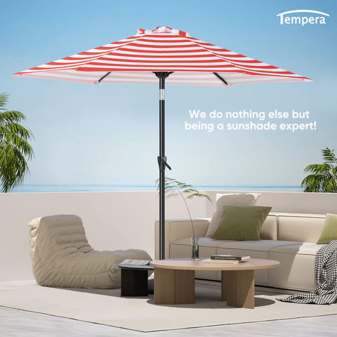 Tempera en terraza junto a piscina ofreciendo sombra y ambiente acogedor
