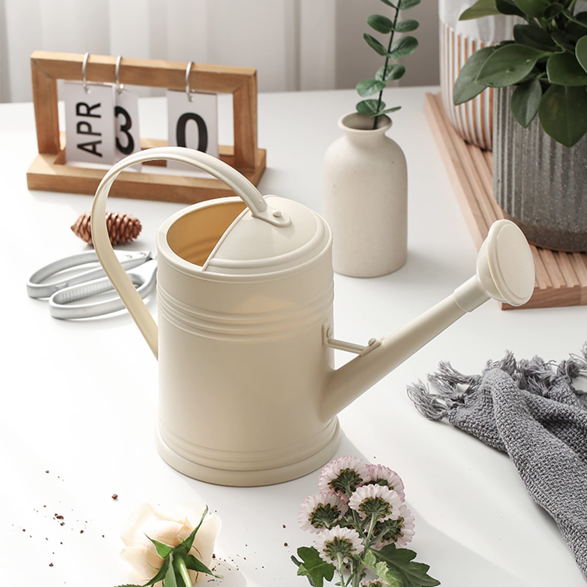 Tennedriv Green comparación de tamaño junto a una taza para escala