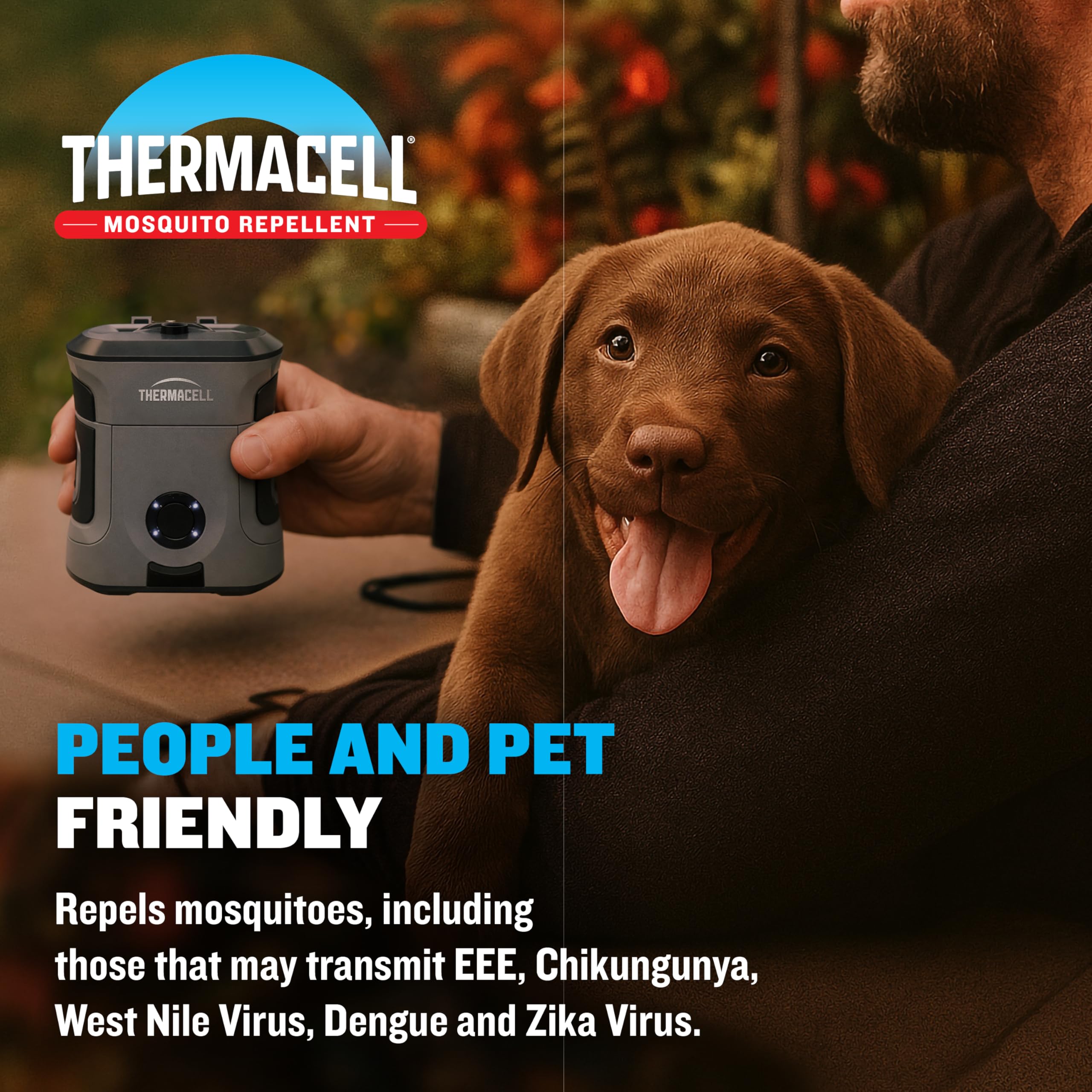 Thermacell E-ZoneGuard junto a una botella para comparar tamaño y portabilidad