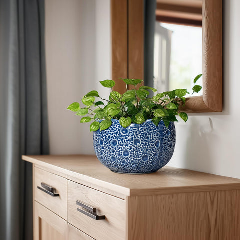 Thirtypot maceta en porche decorado crea ambiente acogedor