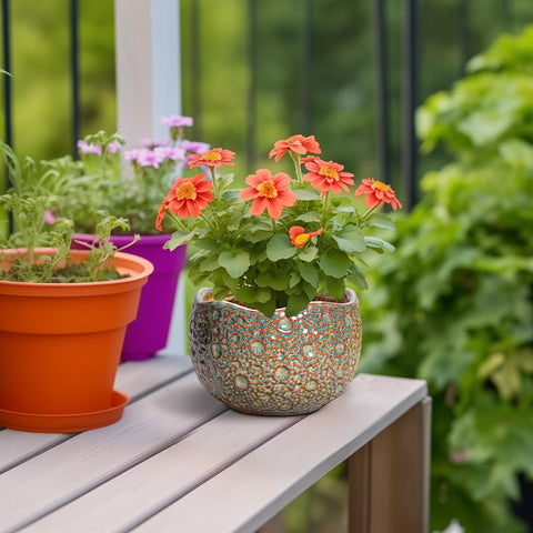 Thirtypot maceta en uso sobre mesa aportando estilo y funcionalidad interior