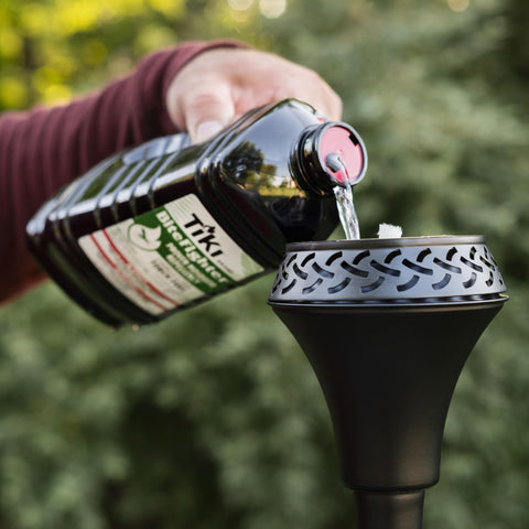 TIKI antorcha encendida en jardín usando BiteFighter, ambiente sin mosquitos