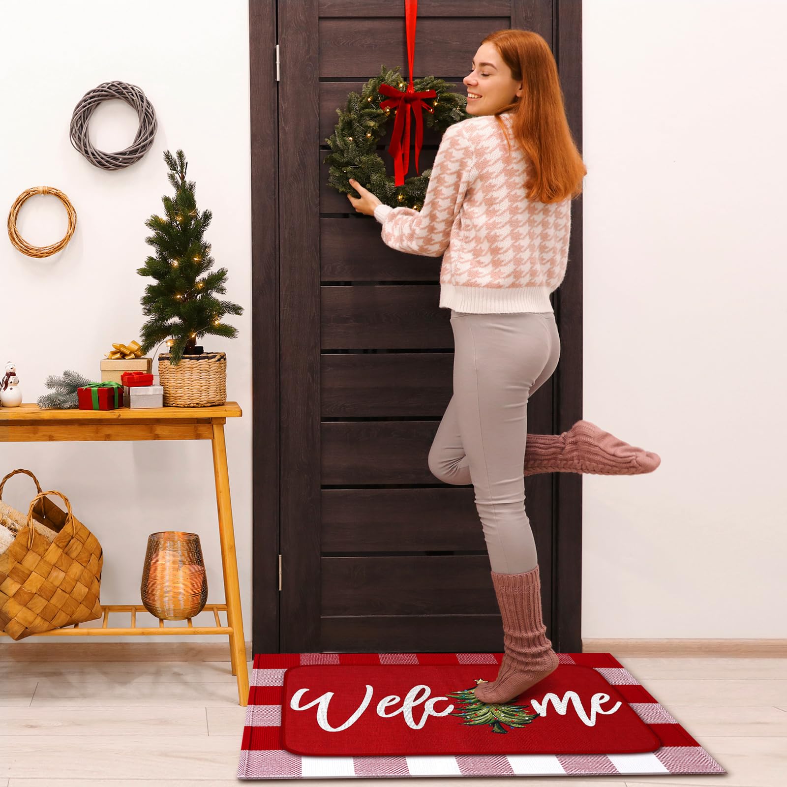 Tinideya felpudos colocados en puerta mostrando bienvenida festiva