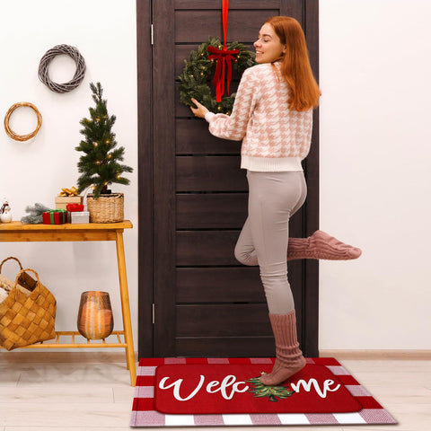 Tinideya felpudos colocados en puerta mostrando bienvenida festiva
