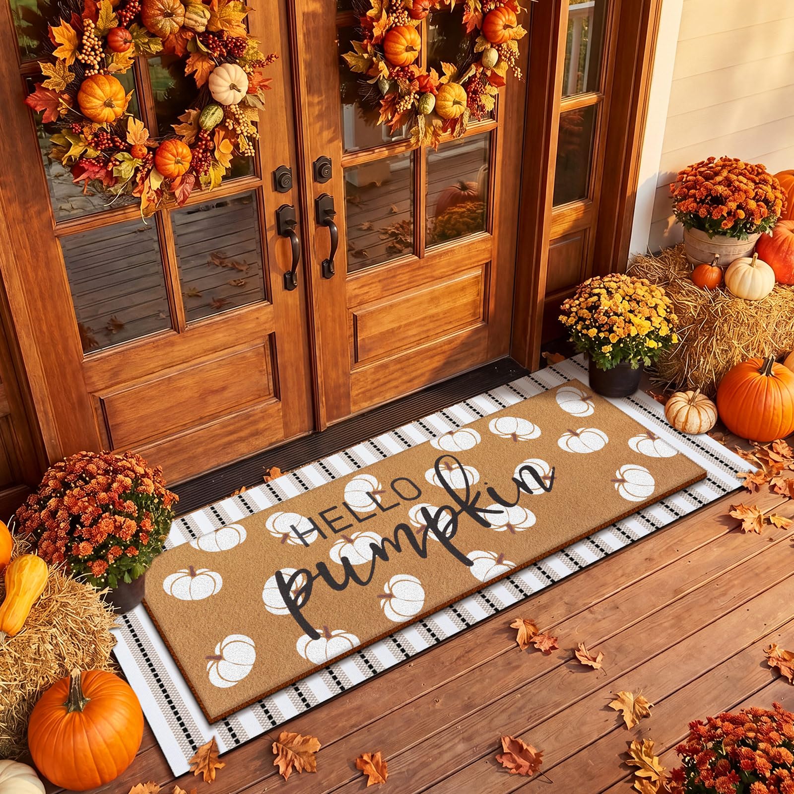 Tinideya felpudos colocados en entrada decorada para otoño y Thanksgiving