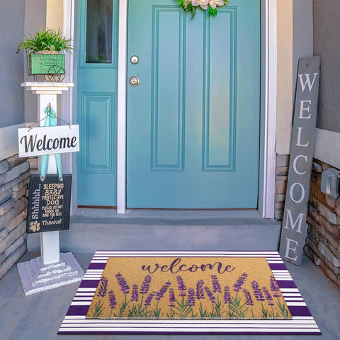 Tinideya felpudo colocado en porche con plantas creando ambiente cálido