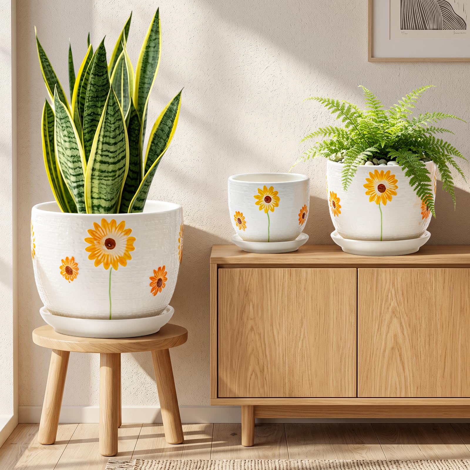 Ton Sin macetas en sala decorando estantería, aporta estilo acogedor