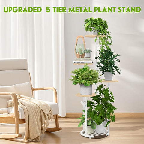 TOSKING en salón con plantas y objetos aportando estilo moderno