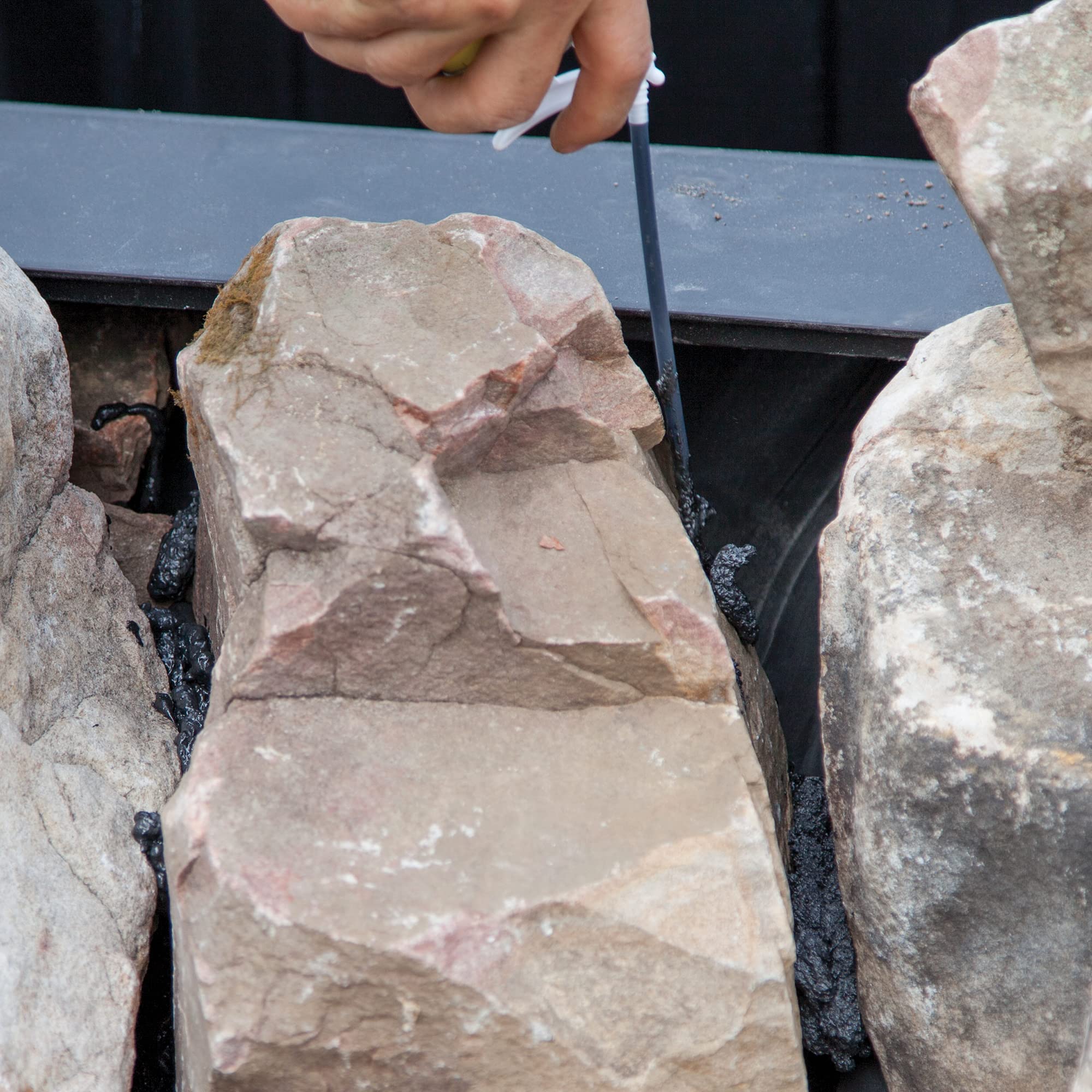TotalPond espuma aplicada entre rocas, sujeta y modela el agua
