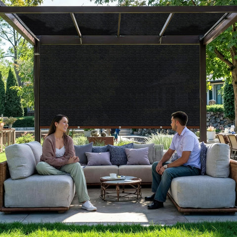 TOTOZAKUL instalado sobre pérgola creando sombra fresca y cómoda