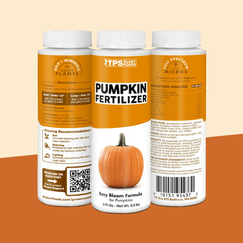 TPS NUTRIENTS jardinero aplicando producto en cama elevada para huerto casero