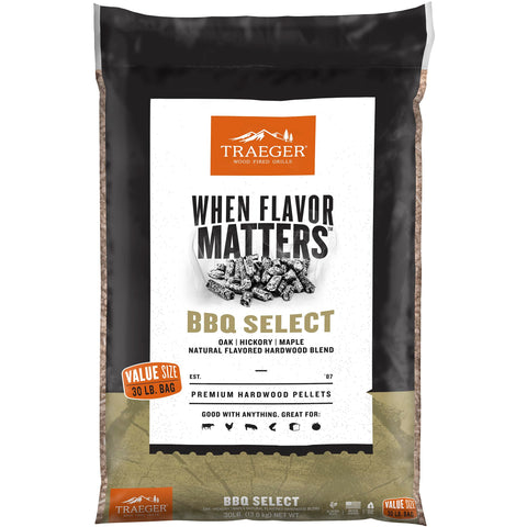 Traeger bolsa frontal 30 lb mostrando marca y peso, facilita almacenamiento