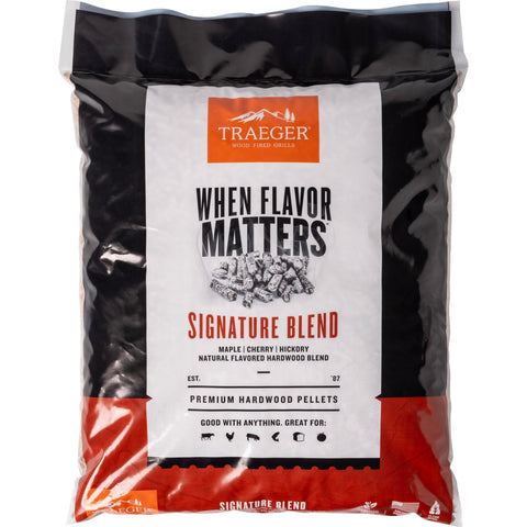 Traeger bolsa frontal Signature Blend mostrando marca y beneficio de sabor consistente