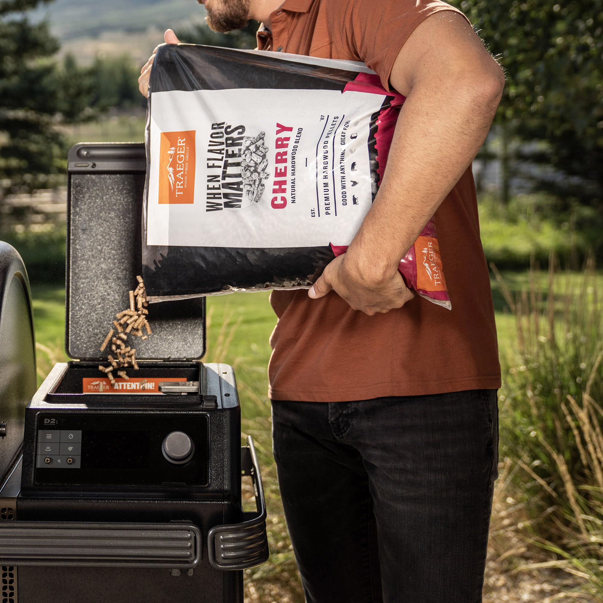 Traeger bolsa 18 lb junto a objetos para comparar tamaño práctico