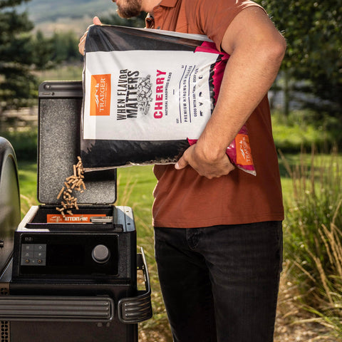 Traeger bolsa 18 lb junto a objetos para comparar tamaño práctico