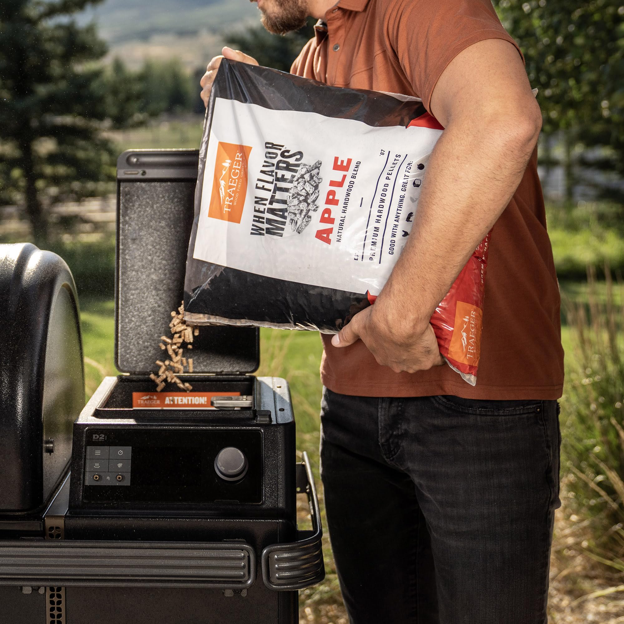 Traeger comparación de tamaño 18 lb junto a objetos cotidianos para referencia de cantidad
