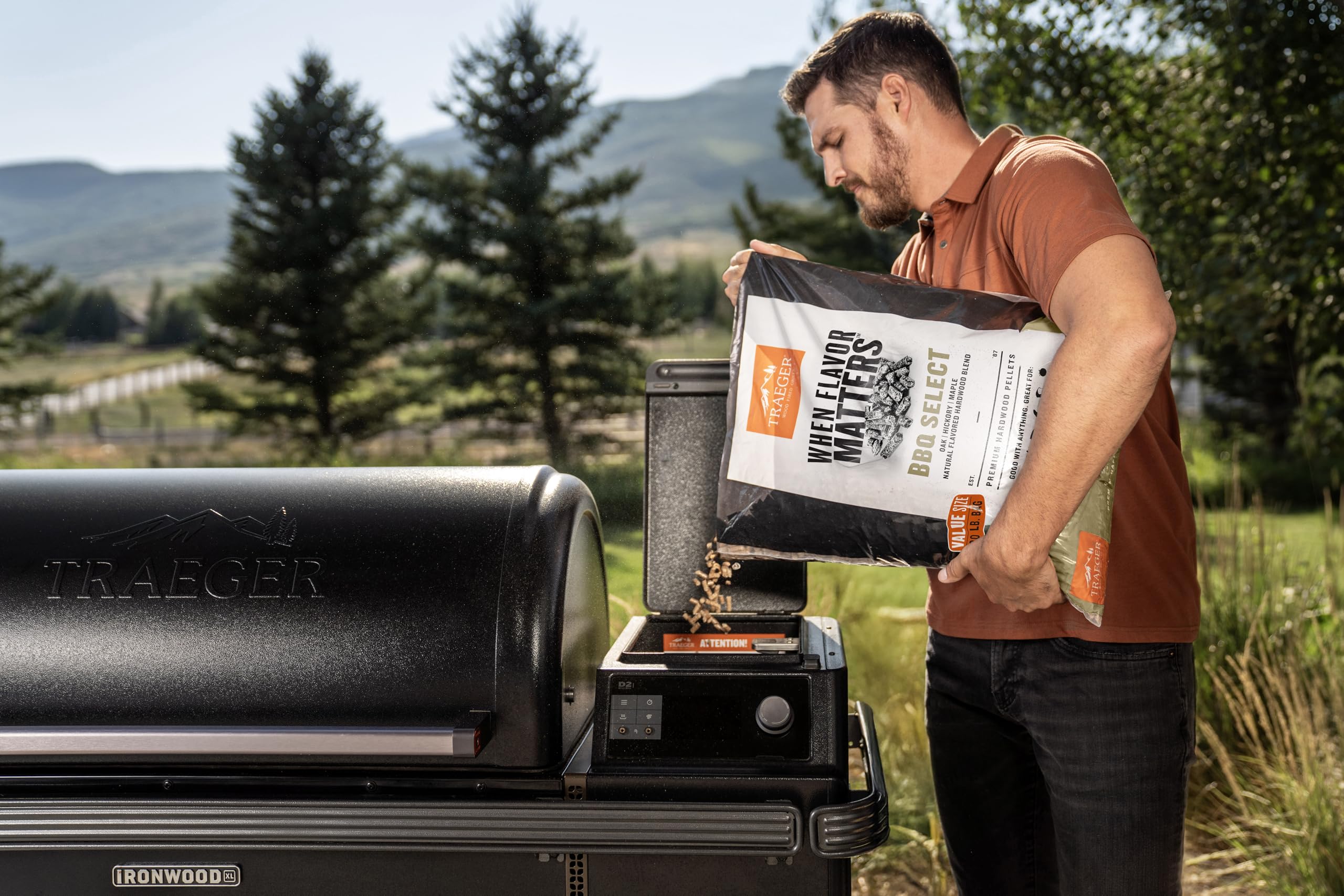 Traeger bolsa 30 lb junto a utensilios para comparar tamaño y duración