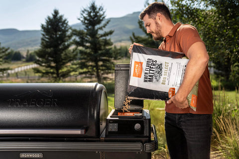 Traeger bolsa 30 lb junto a utensilios para comparar tamaño y duración