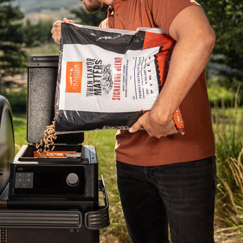 Traeger bolsa de 18 lb junto a objetos cotidianos para visualizar tamaño práctico