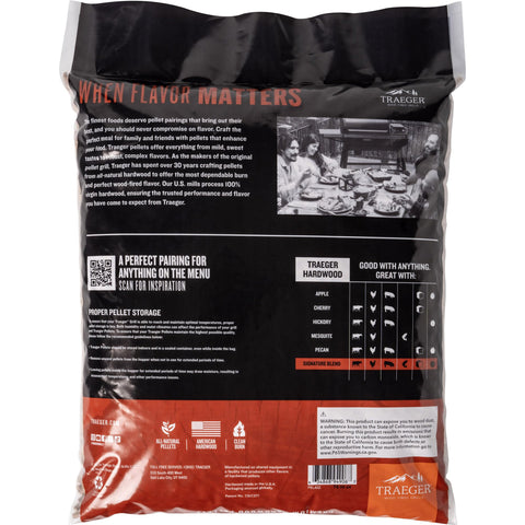 Traeger textura de pellets de madera demostrando grano fino y combustión uniforme