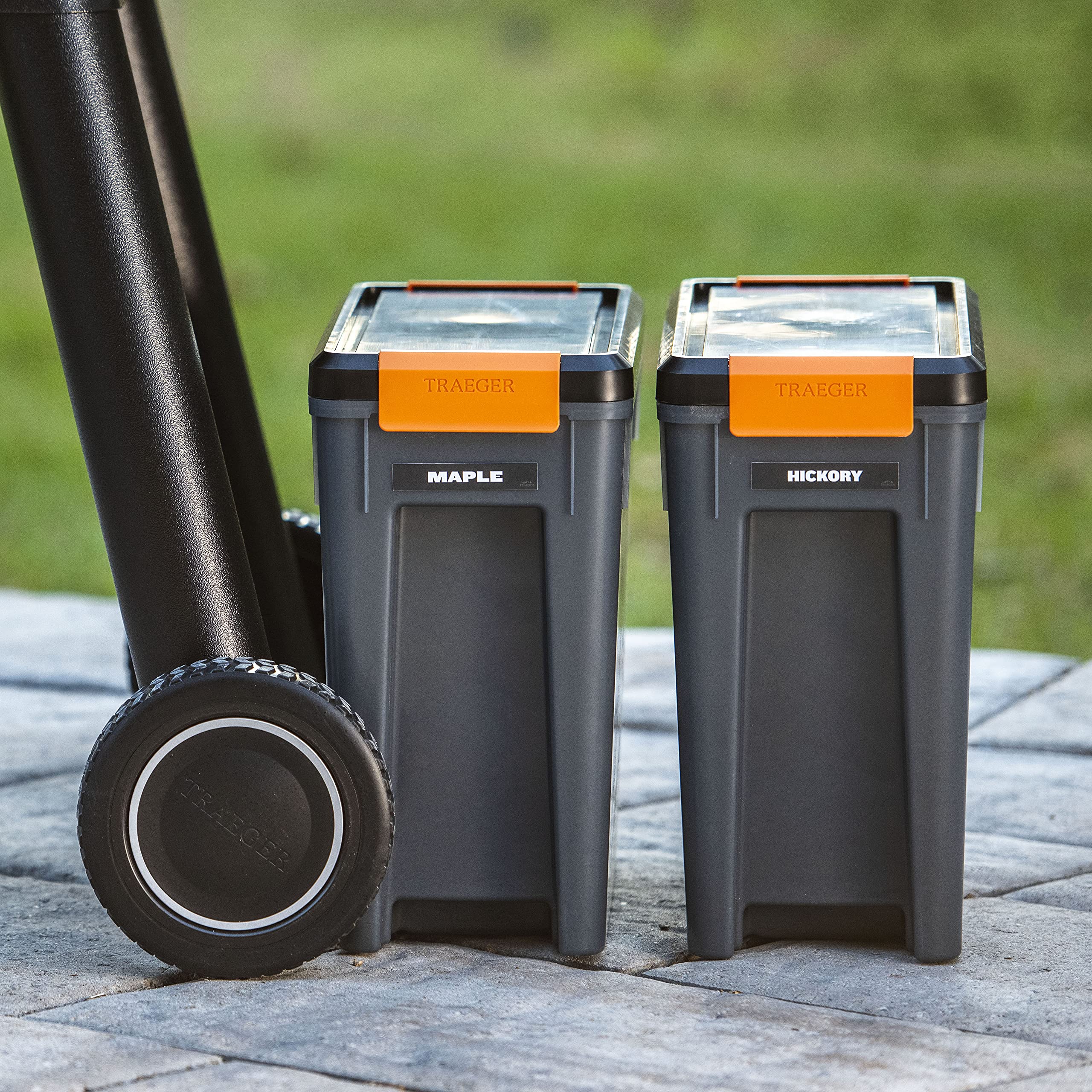 Traeger contenedor colocado junto a parrilla para acceso rápido a pellets