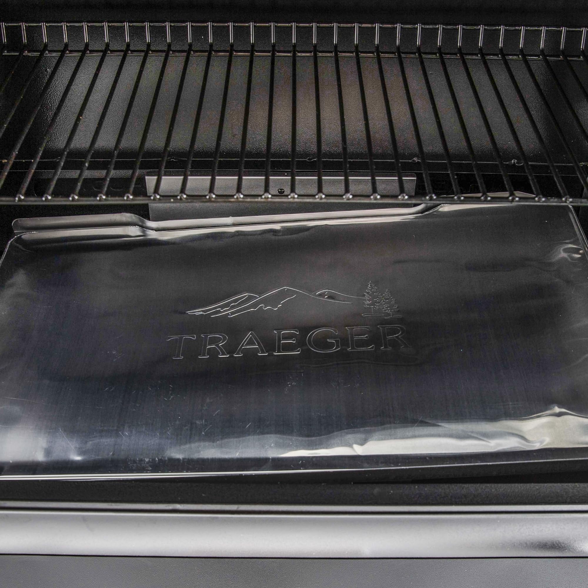 Traeger forro colocado en parrilla durante cocción para recoger grasas