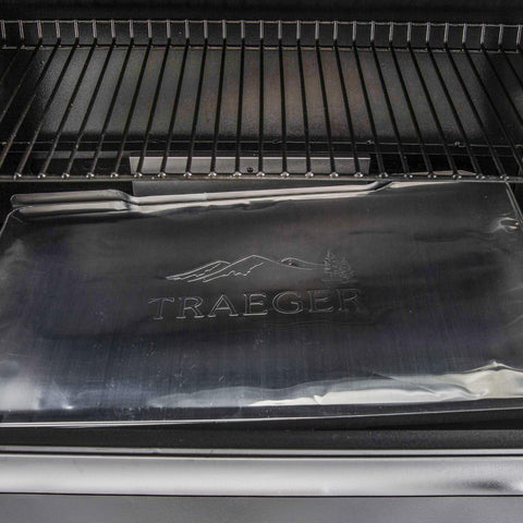 Traeger forro colocado en parrilla durante cocción para recoger grasas